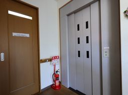 廊下の収納と扉