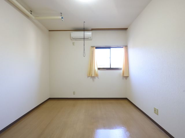 洋室風清潔な居室 居室 エアコン完備の居室では、個々の快適な環境を整えることができます。明るい窓辺が心地よい空間を提供します。