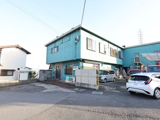 青い外壁の建物外観