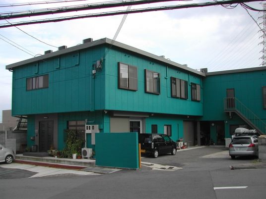 青い外壁の建物外観
