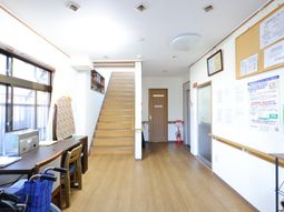 明るいエントランス空間