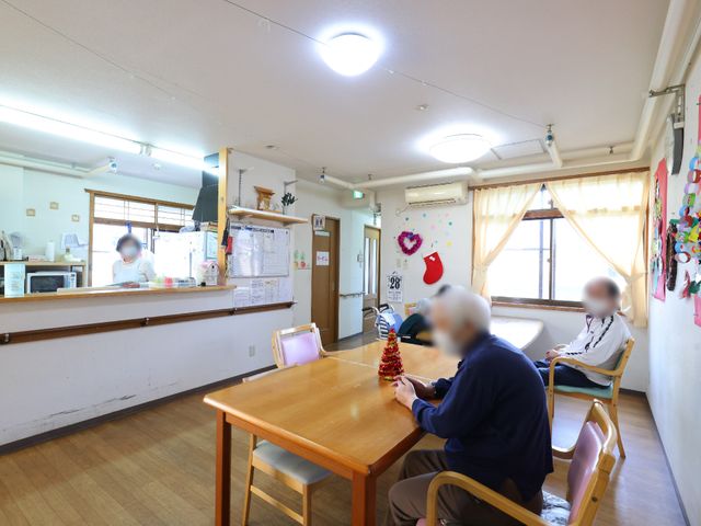 居心地の良い共用スペース リビング 広々とした空間でゆったりと過ごせる休憩所です。利用者の皆さまがくつろいでいる様子が見受けられます。
