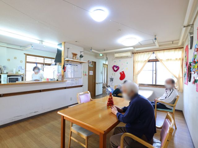 居心地の良い共用スペース リビング 広々とした空間でゆったりと過ごせる休憩所です。利用者の皆さまがくつろいでいる様子が見受けられます。