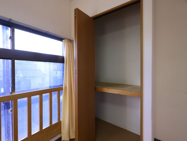 洋室のクローゼットと窓 居室 ゆったりとした居室には、大きな窓があり明るい自然光が差し込んでいます。必要な物を収納できる広いクローゼットも完備しています。
