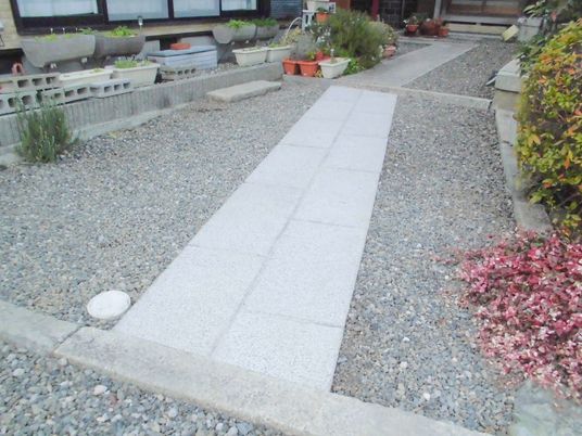 石畳の庭園通路  