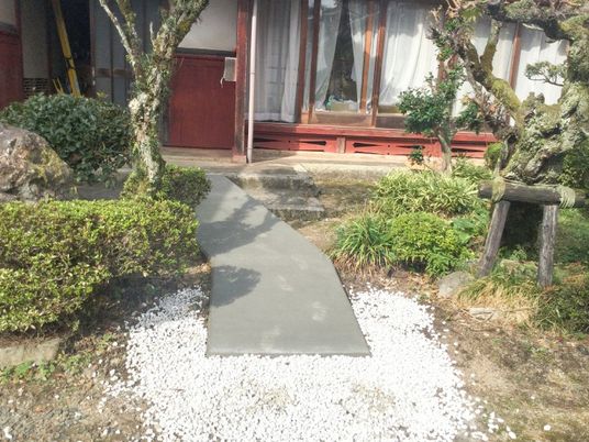 庭の通路  