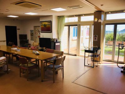 自然光が差し込むダイニングルーム