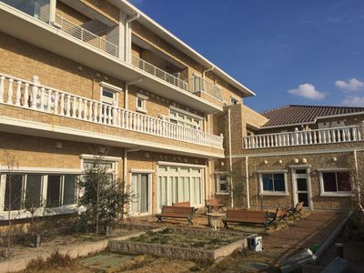 緑豊かな庭を望む建物