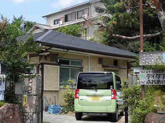 建物の入口 外観 庭の緑に囲まれた入口は、自然を感じられる落ち着いた空間になっています。