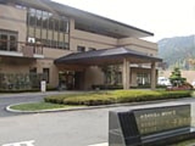 建物のエントランス 外観 緑豊かな環境に囲まれた落ち着いた雰囲気の施設は、入口が広く確保されています。