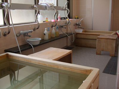 木製の浴槽が並ぶ浴室