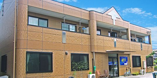 レンガ調の建物外観