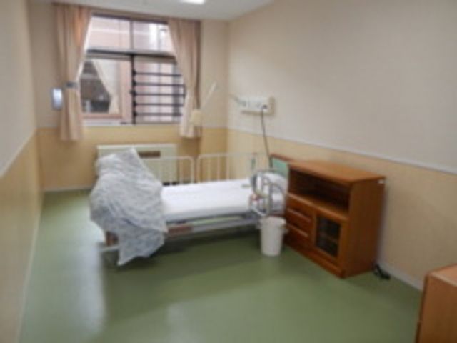 明るい居室 居室 ベッドが設置された居室は、明るい外光が射し込む快適な空間です。シンプルな家具が配置されています。