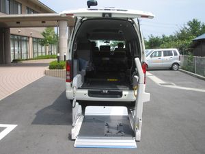 車椅子用リフト付きの車両