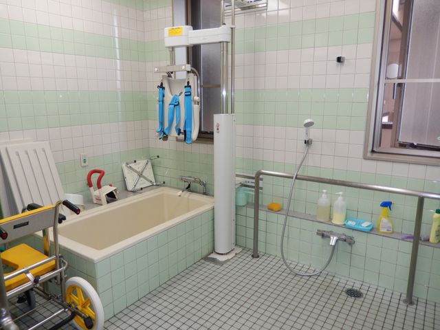 多機能浴室の内部 浴室 安全に配慮された広々とした浴室は、車椅子のままでの入浴が可能です。快適なケア環境を提供します。