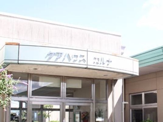 明るいエントランス外観  