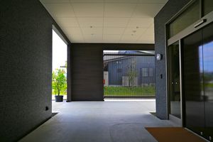 開放的なエントランス