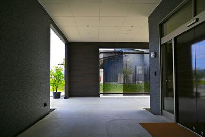 開放的なエントランス