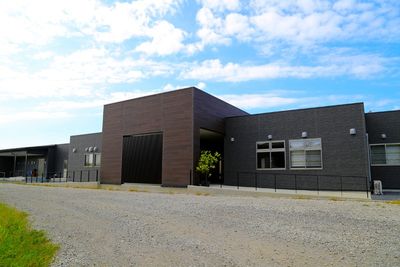 モダンな建物の外観