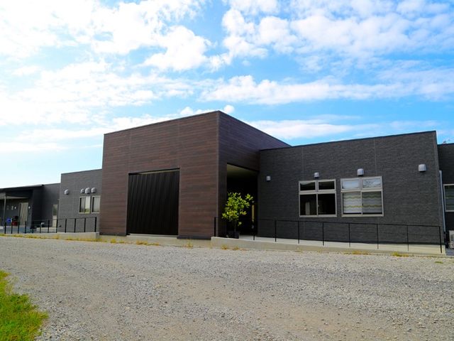 モダンな建物の外観 外観 開放的なデザインが印象的な建物です。穏やかな雰囲気の職場で働きませんか。