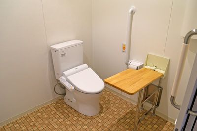 手すり付きの快適なトイレ