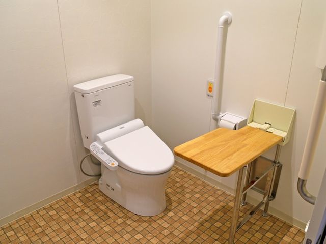 手すり付きの快適なトイレ トイレ 清潔で広々としたトイレには手すりが設置されており、安全に配慮されています。