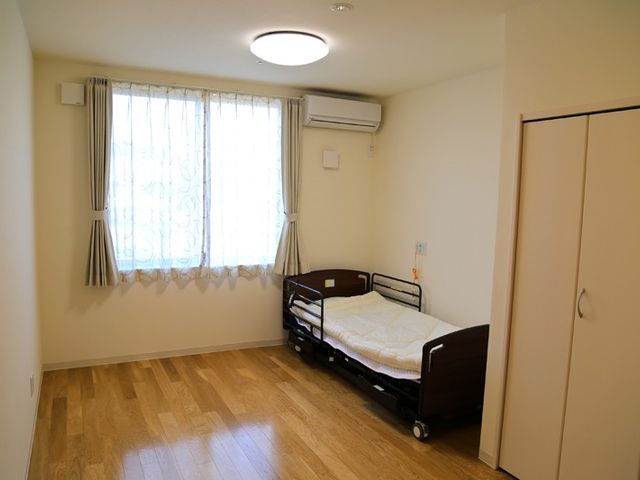 明るい居室のベッド 居室 自然光が心地よく差し込む居室です。リラックスできるベッドとクローゼットを備えています。