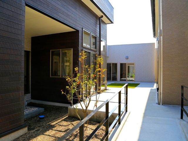 光あふれる中庭 中庭 明るい中庭が魅力的な空間です。リラックスと交流の場所として利用できます。