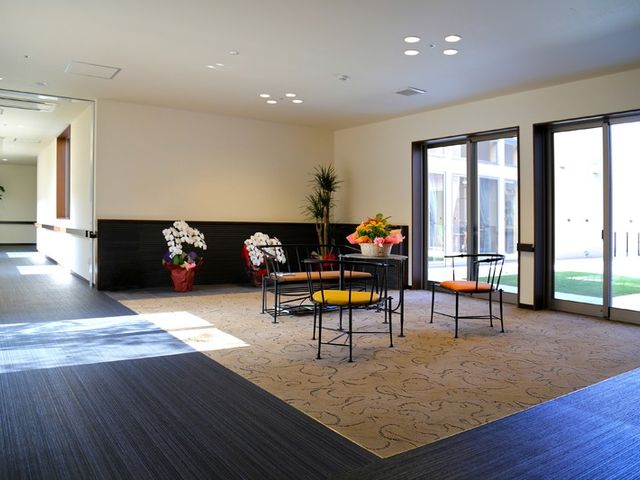 広々とした明るい部屋 ラウンジ 自然光が差し込む広い空間で、リラックスしながらゆったりと過ごせます。