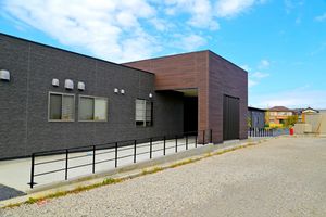 現代的な外観の建物