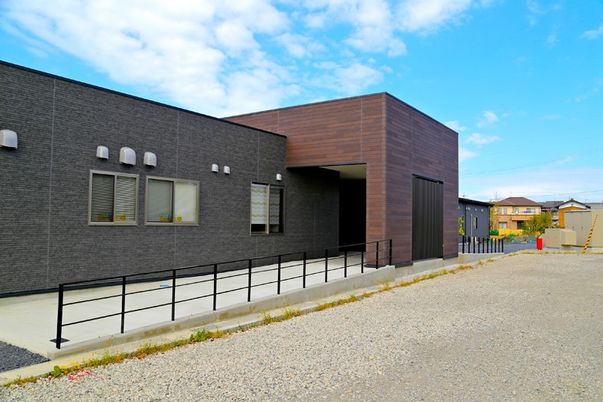 現代的な外観の建物