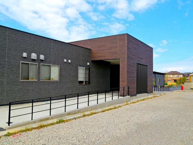 現代的な外観の建物 外観 広々とした駐車エリアを備えた、おしゃれで機能的な施設です。快適にアクセスできます。