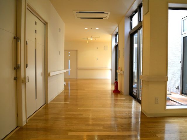広々とした廊下 廊下 広々とした廊下は、自然光がふんだんに入る明るい空間です。快適な動線を実現しています。