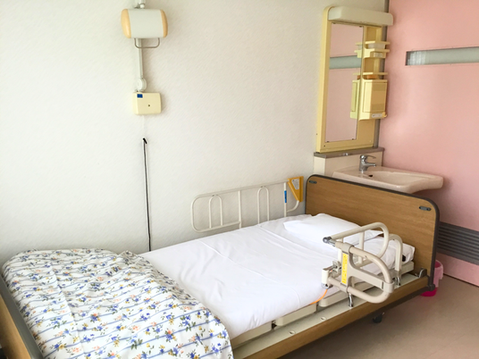 ベッドと洗面台の居室