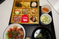 多彩な料理が並ぶ盆