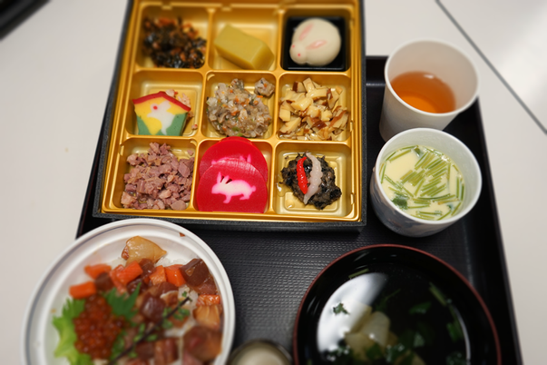 多彩な料理が並ぶ盆