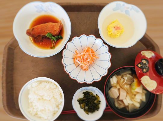 和風の食事トレイ