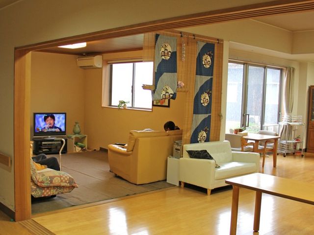 和やかなリビングの様子 リビング 明るく広々としたリビングでは、入居者がテレビを楽しむことができます。自然光がたっぷりと入ります。