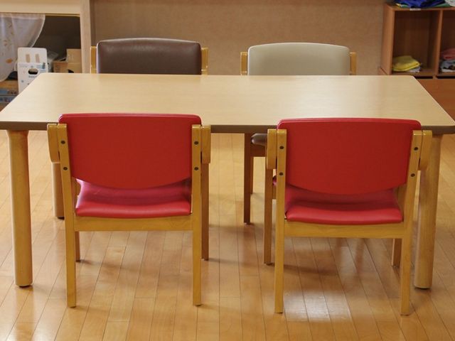 カラフルな椅子のテーブル ダイニングルーム 温かみのある木製テーブルとカラフルな椅子が並び、明るい食事の時間を演出します。