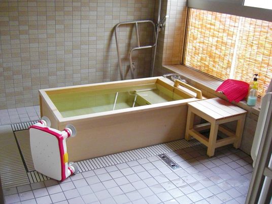 介護用浴槽のある浴室