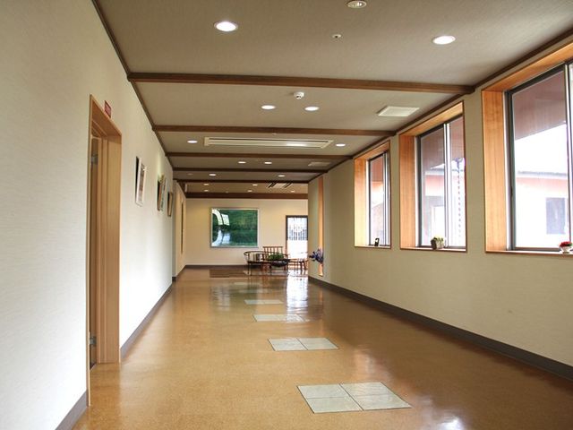 明るい廊下 廊下 自然光が差し込み、開放的で心地よい環境の廊下です。人の往来がしやすくなっています。