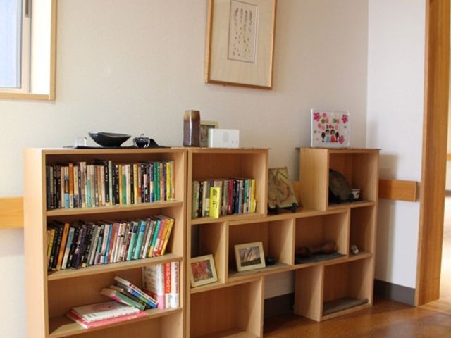 落ち着いた空間の居室 居室 落ち着いた雰囲気の中で、静かに読書を楽しむことができる居室です。やさしい自然光が差し込みます。