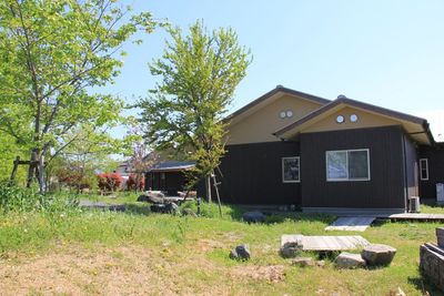 緑に囲まれた建物外観