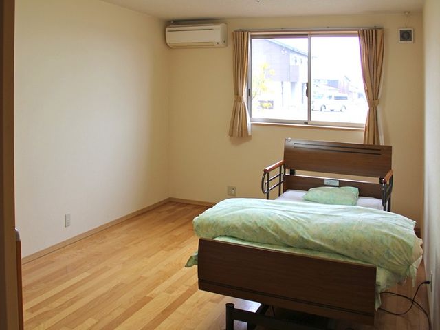 明るい空間の居室 居室 自然光が差し込む広々とした居室です。静かで落ち着いた雰囲気の中、お過ごしいただけます。