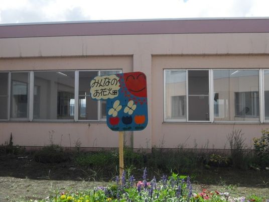 花壇のある建物外観  