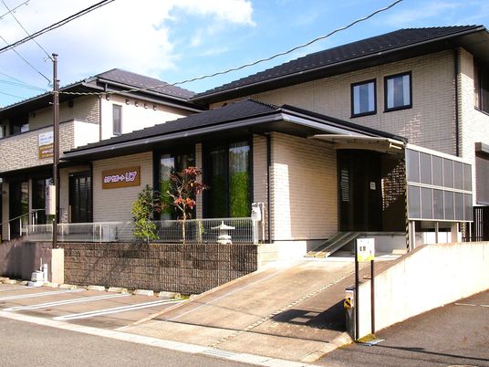 外観の正面入口  