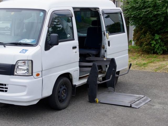 乗降機能付きワゴン車 外観 乗降機能を備えたワゴン車で、移動が困難な方も安心して利用できます。