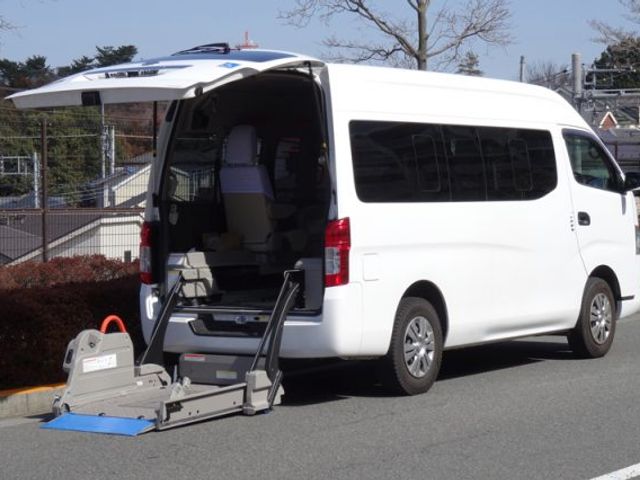 車椅子リフト付き車両 スタッフイメージ 車椅子リフト付きの車両が備わっているため、移動がスムーズです。介護スタッフとして安心して働けます。