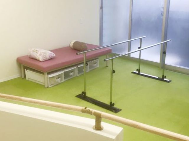 機能訓練室 機能訓練室 開放的な空間で、安全に配慮した設備が整っています。リハビリ活動が快適に行えます。