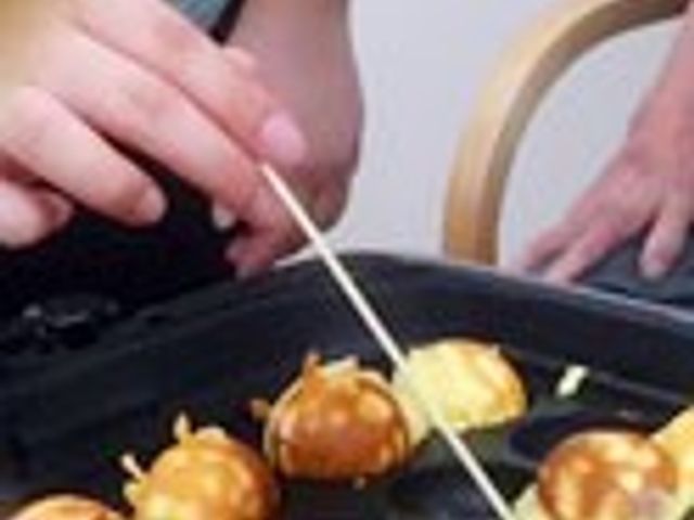 たこ焼き作りの様子 スタッフイメージ 楽しくたこ焼きを焼くひとときです。リラックスした雰囲気で和やかな交流が進みます。